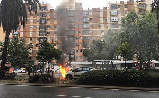 Un Coche En Llamas Colapsa La Avenida Primado Reig De Valencia Las un-coche-en-llamas-colapsa-la-avenida-primado-reig-de-valencia-las